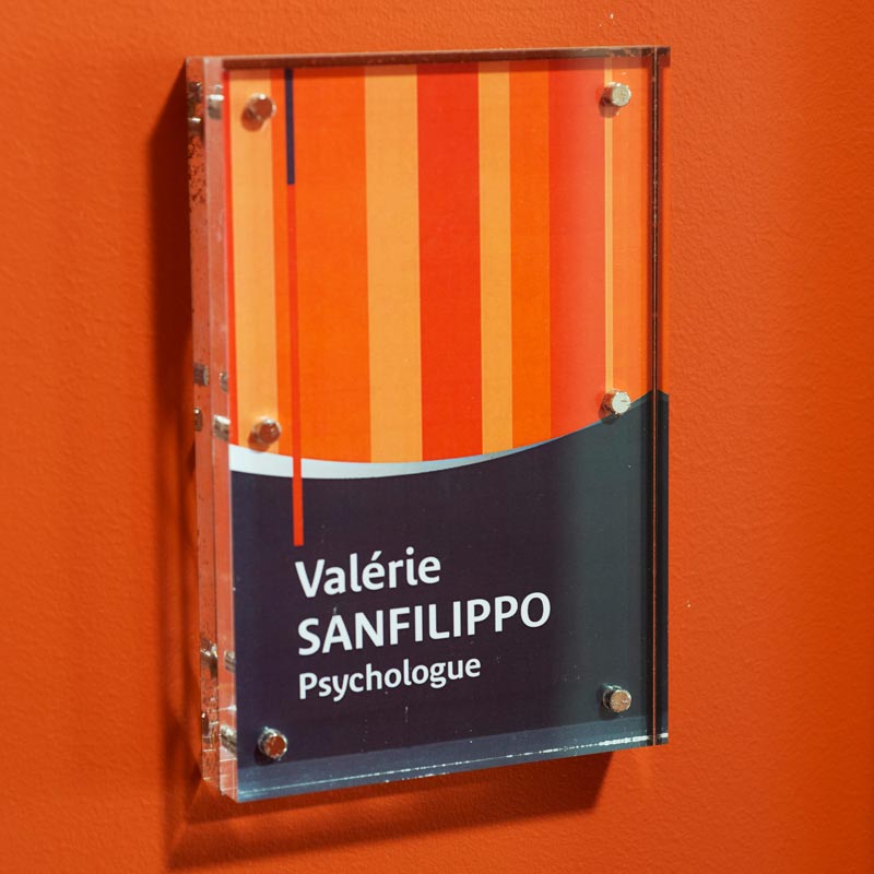 plaque de porte, le plexiglas en signalétique