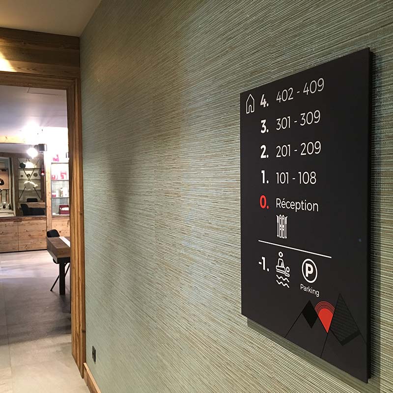 hotellerie_hotel-skadi_panneaux-directionnels