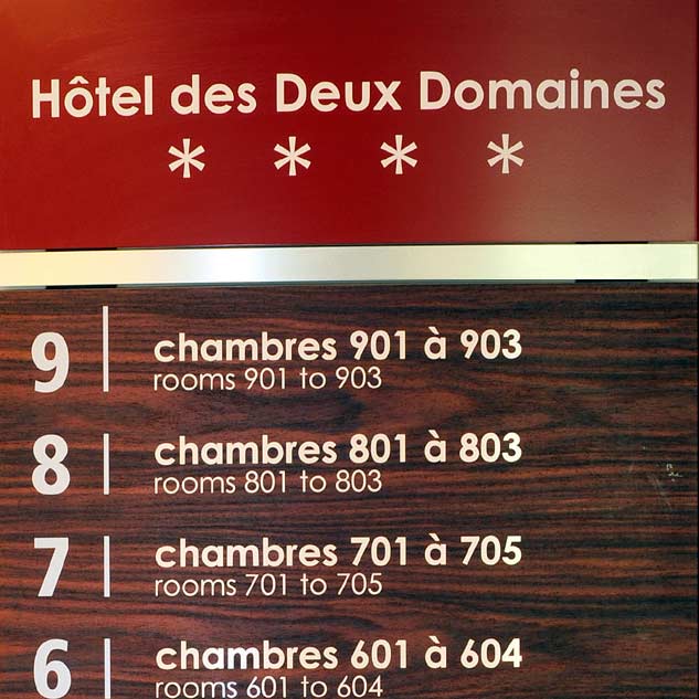 Hotel-des-Deux-Domaines_signaletique-73_panneau-directionnel